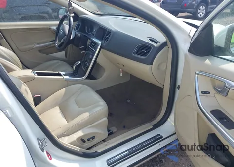 2015 Volvo S60 T5 Premier z USA, uszkodzony, nr VIN YV1612TB8F1317795